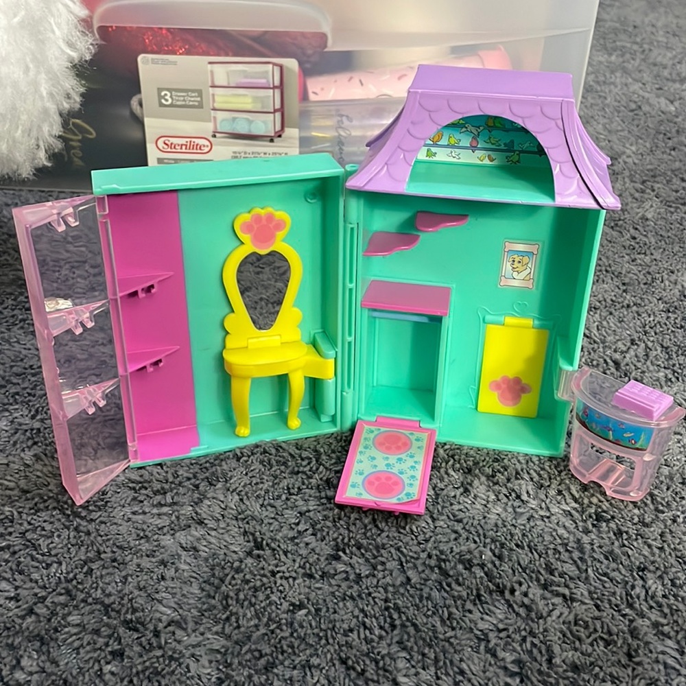 Polly pocket foldable vets office